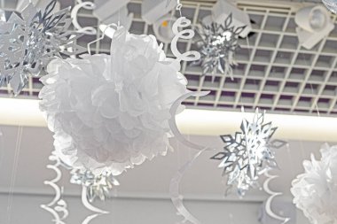 Tavanda gümüş bir şenlik topu. Şenlikli iç dekorasyon