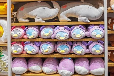 Güzel oyuncak ördekler şapkalar ve filler süpermarkette tezgahın üstünde