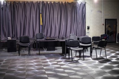 Konferanstan sonra içi boş sandalyelerle dolu boş bir salon.