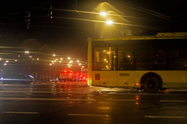 Kavşaktaki trafik sıkışıklığı ve gece geç saatlerde yağmurda bozuk bir tramvay. Yolda ve güvenlikte görüş mesafesi düşük.