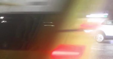 Karanlıkta trafik sıkışıklığında şiddetli sisle yağmur yağar.