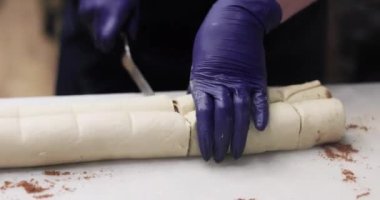 Pişirmeden önce hamuru tarçına çevirin.