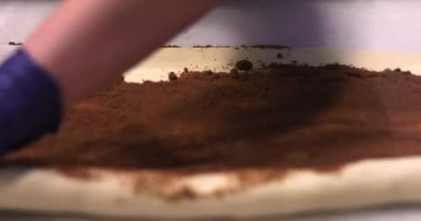 Hamuru çevirerek tarçınlı rulo yap. Ev fırını