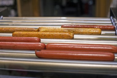 Benzin istasyonunda sosis pişirmek. Atıştırmalık