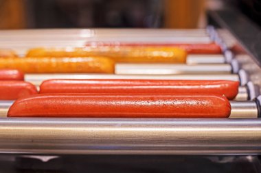 Benzin istasyonunda sosis pişirmek. Atıştırmalık