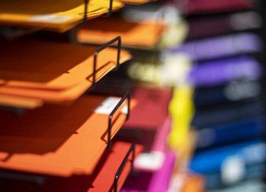 Bir süpermarkette el sanatları ve raflara çizimler için çok renkli desenli kağıt