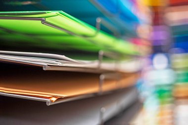 Bir süpermarkette el sanatları ve raflara çizimler için profesyonel desenli kağıt