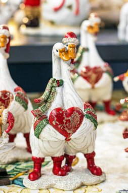 Kanatlarında kalp olan iki güzel porselen kaz. Sevgililer Günü