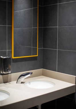 Koyu renkli modern bir iç mekanla tuvalet odasının kapısını açmak.