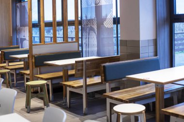 Benzin istasyonunda rahat bir kafe. Hızlı atıştırma