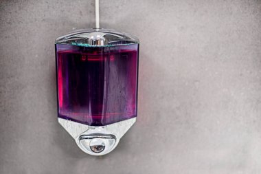 Umumi tuvalette pembe el dezenfektanı. Halka açık yerlerde hijyen