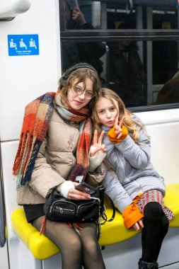 Mutlu kız kardeşler yeraltı metrosunda bir trende oturuyorlar. Avrupa 'yı gezmek