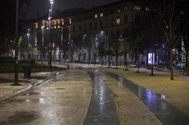 İtalya 'da yağmurlu ve ıssız bir gecede Milan' da yürümek. Avrupa 'yı gezmek
