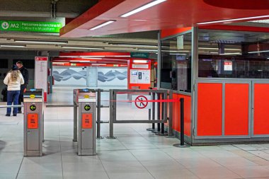 Ocak 2025 'te İtalya' daki Milano metro istasyonuna turnikelerle giriş. Avrupa 'yı dolaşın.