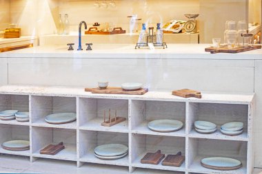 Beyaz modüler rafları ve tabakları olan şık bir iç mekan.