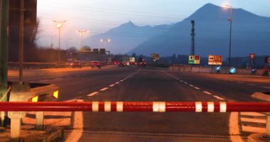 Avrupa 'da otoyol ve kamyonlar için paralı yola girmeden önce bariyer. araba ile seyahat