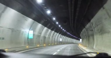 Hız limiti olan bir paralı yolda geceleyin yanan otomobil tüneli..
