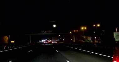 Navigatöre göre dolunayda arabalı gece otoyolu. Avrupa 'dan Seyahat