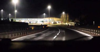 Sürücü, Avrupa 'da arabayla seyahat ederek gece geçiş noktasına yaklaşır.