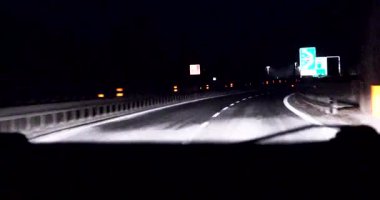 Avrupa 'da arabayla giderken gece otobana keskin bir dönüş.