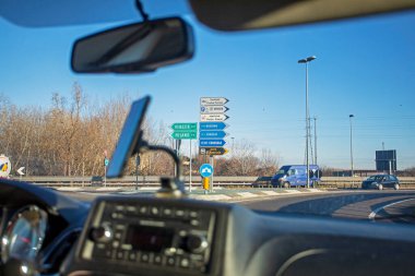 İtalya 'da yol parası kirli bir ön camdan ödenmiş. Avrupa 'da arabayla seyahat etmek