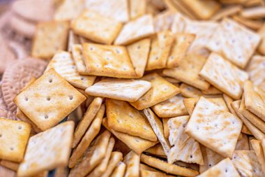 Çıtır çıtır tuzlu ve tatlı kurabiyeler pastanede kraker