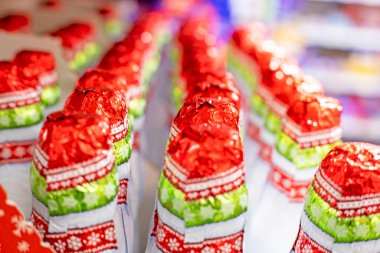 Süpermarkette çok renkli paskalya çikolatası yumurtaları.