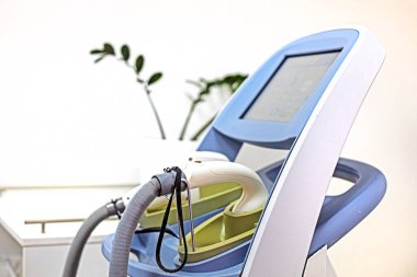 Güzellik salonunda gençleştirme ve saç aldırma için lazer eklentileri.