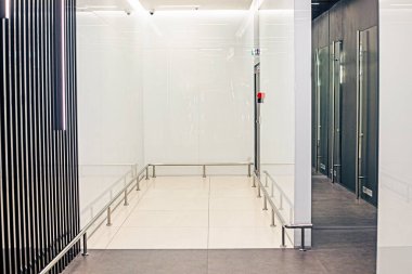 İçteki süpermarkette parlak mermer ışıklı zemin