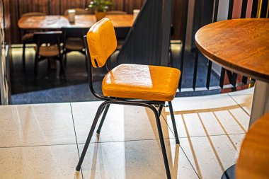 Kafede ahşap masalı deri sandalye.