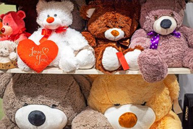 Oyuncak ayıların pençelerinde kırmızı bir kalp ve yazıtta seni seviyorum.