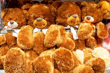 Şirin kahverengi ayıcıklar süpermarket tezgahında birbirlerine sarılmışlar. Çevre