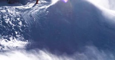 Karlı yamaçlarda kar jenerasyonu. Yüksek kayak sezonu