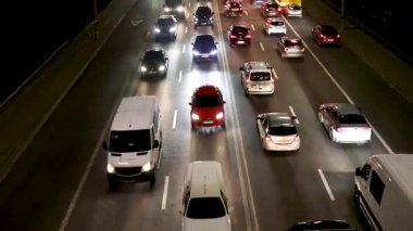 Şubat 2025 'te Ukrayna, Kyiv' deki elektrik kesintisi sırasında otoyolda trafik sıkışıklığı yaşandı.