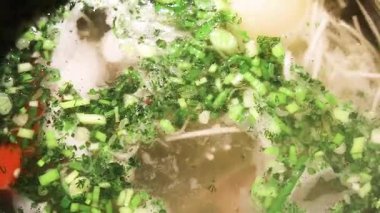 Haşlanmış erişte çorbasını et ve sebze parçalarıyla tavuk suyuna karıştır.