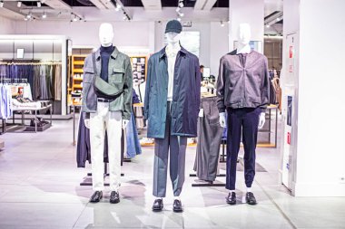 Şık erkek kıyafetleri giymiş mankenler. Moda ve tarz, modern moda.