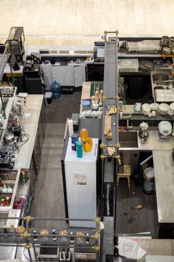 Kahve, çay ve diğer ürünlerle dolu bar tezgahı.