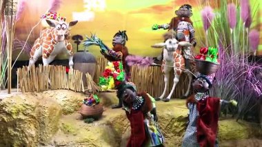 Oyuncak bebek sürücüleri olan komik oyuncak zürafa iplikleri kontrol ederek kafasını hareket ettiriyor..