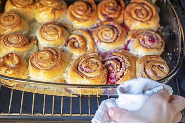 Fırından çıkar ahududulu tarçınlı rulo mascarpone tatlı ve ekşi krema yap.