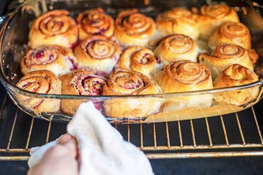 Fırından çıkar ahududulu tarçınlı rulo mascarpone tatlı ve ekşi krema yap.