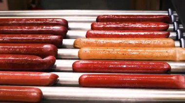 Klasik yemek pişirme, tavuk ve farklı sosisli sandviç türleri için avlanma makinesi.
