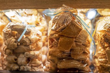 Şeffaf ambalajlı ev yapımı kurabiyeler. Ev yapımı fırın.