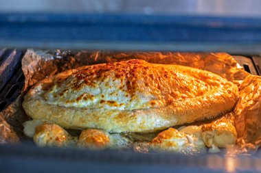 Fırında peynirle khachapuri pişiriyorum.