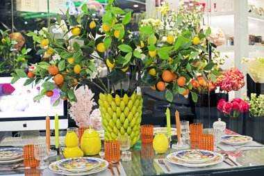 limon ve portakal ağacı servis masasının ortasında.