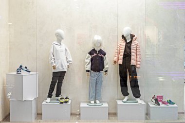 Modern moda elbiseli çocuk mankenleri. Çocuk modası ve konforu