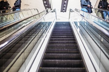 Modern bir alışveriş merkezinde yürüyen merdivenin şık tasarımı