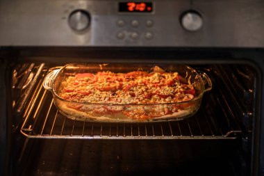 Fırında duble peynirli margarita pizza pişirmek.