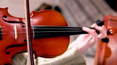 Bir müzik sınıfında keman üzerine yeni bir parça çalıyor..