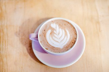 Bir fincan sıcak kakao veya yaprak desenli sıcak latte kahve..