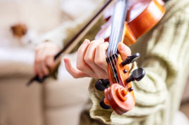 Bir müzik sınıfında keman üzerine yeni bir parça çalıyor.